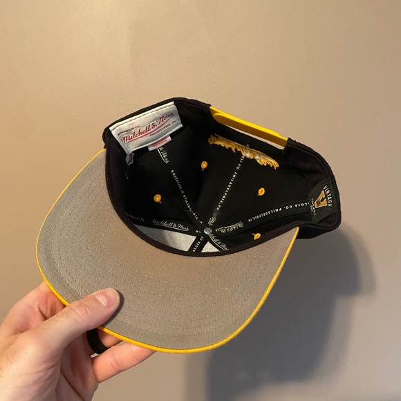 Boston Bruins Mitchell & Ness SnapBack - Picture 3 of 3